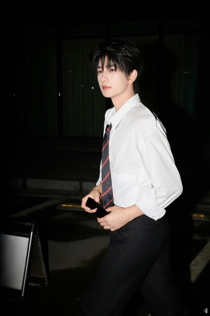 杨洋何时回归现代剧演现代剧的杨洋魅力独一份，神态和气质都恰到好处，蹲一个新的都市
