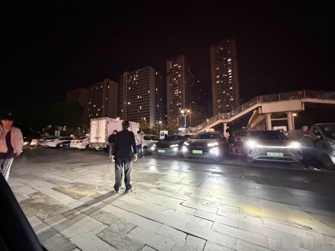 想要享受 6 毛多的电价，就要排队，还要排一个小时。 