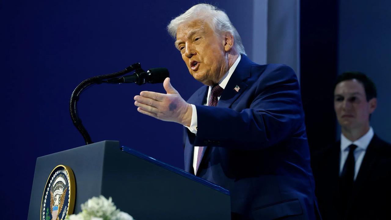 在达沃斯峰会上，特朗普被拍到左手受伤淤青严重了