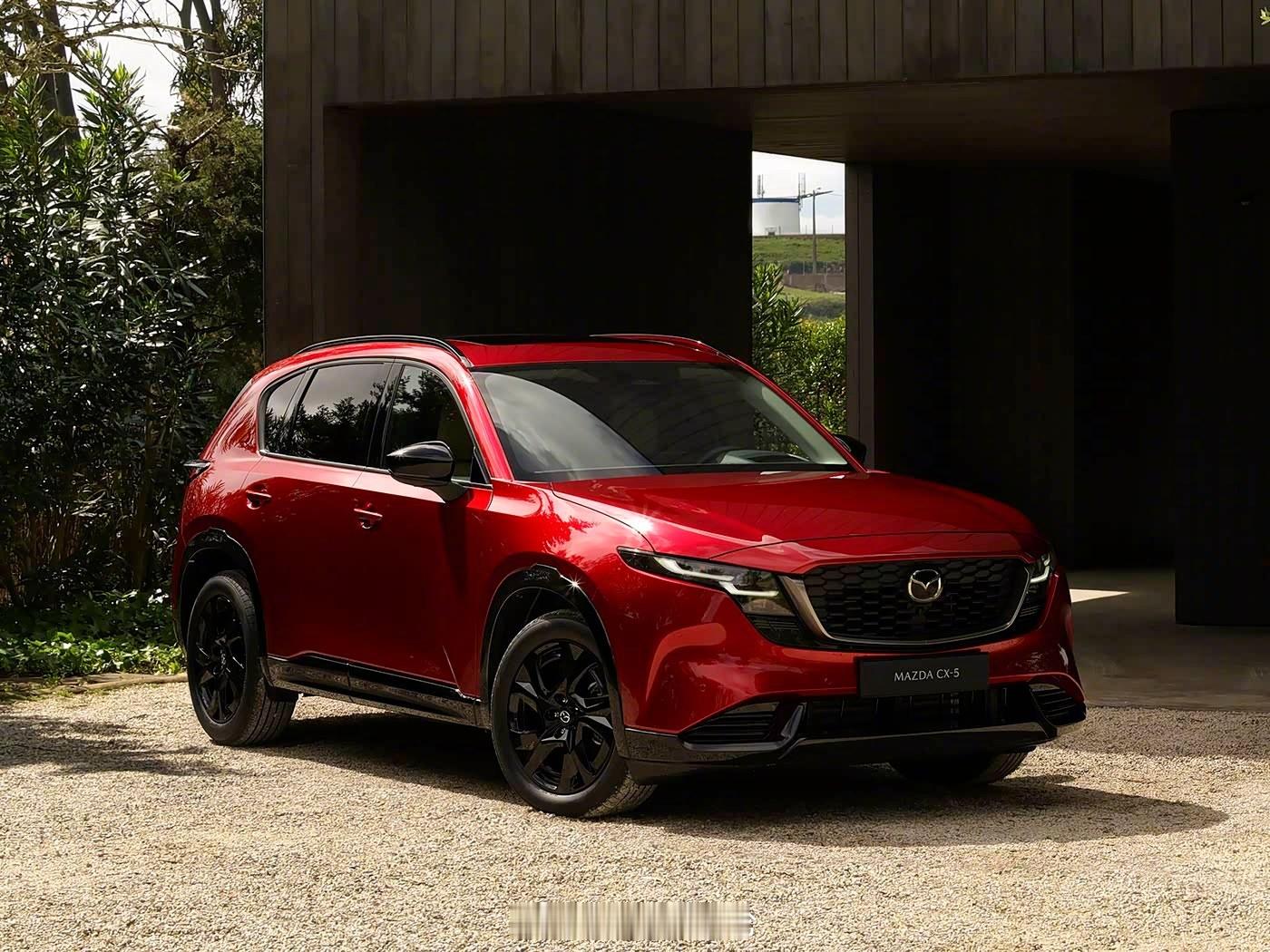 马自达全新CX-5，依然是绝美的魂动红，据说国内明年有机会能到。但一眼望去和现款