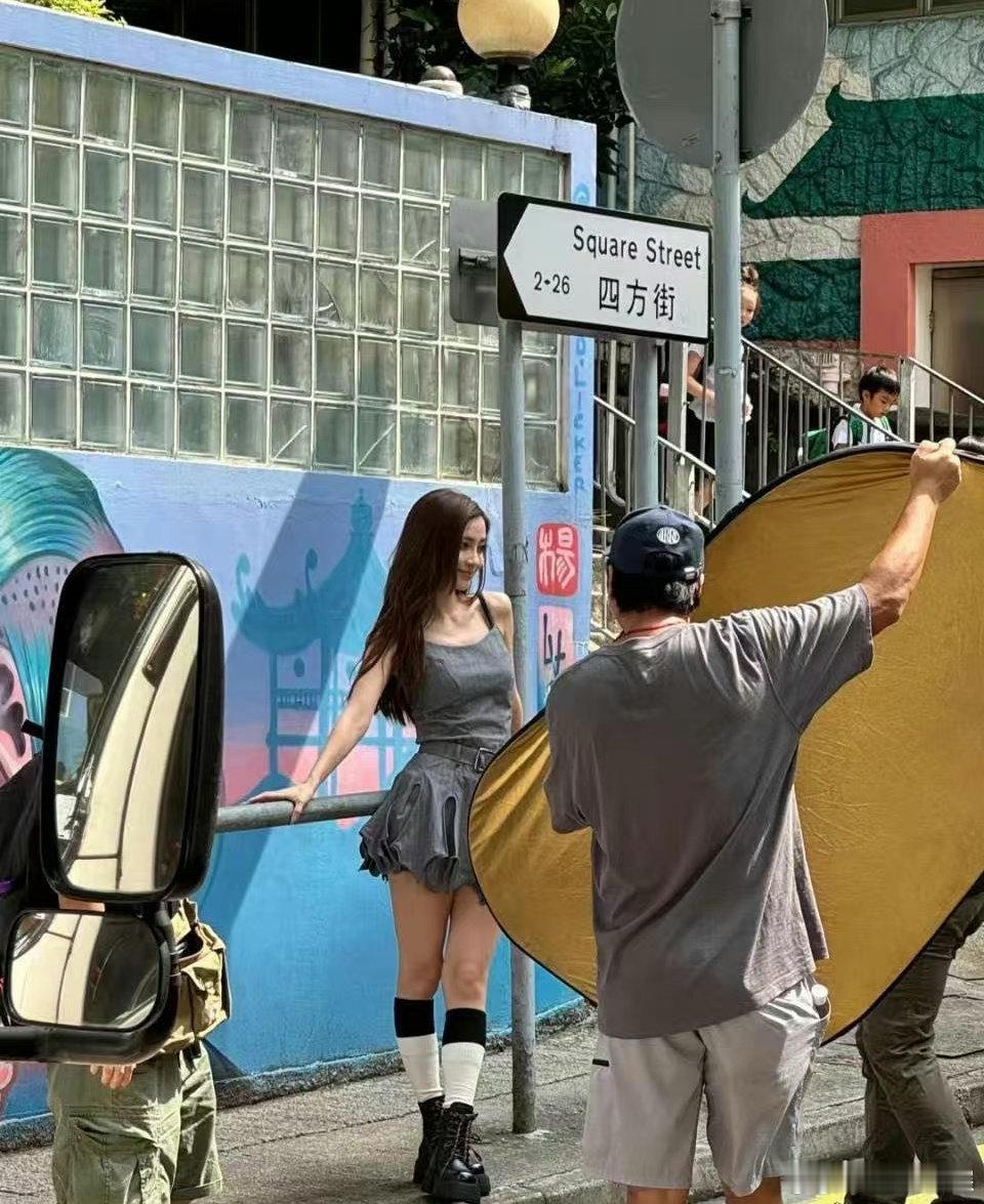 #angelababy拍摄路透# 第一眼以为是早期，结果一看是路透[心]状态太顶