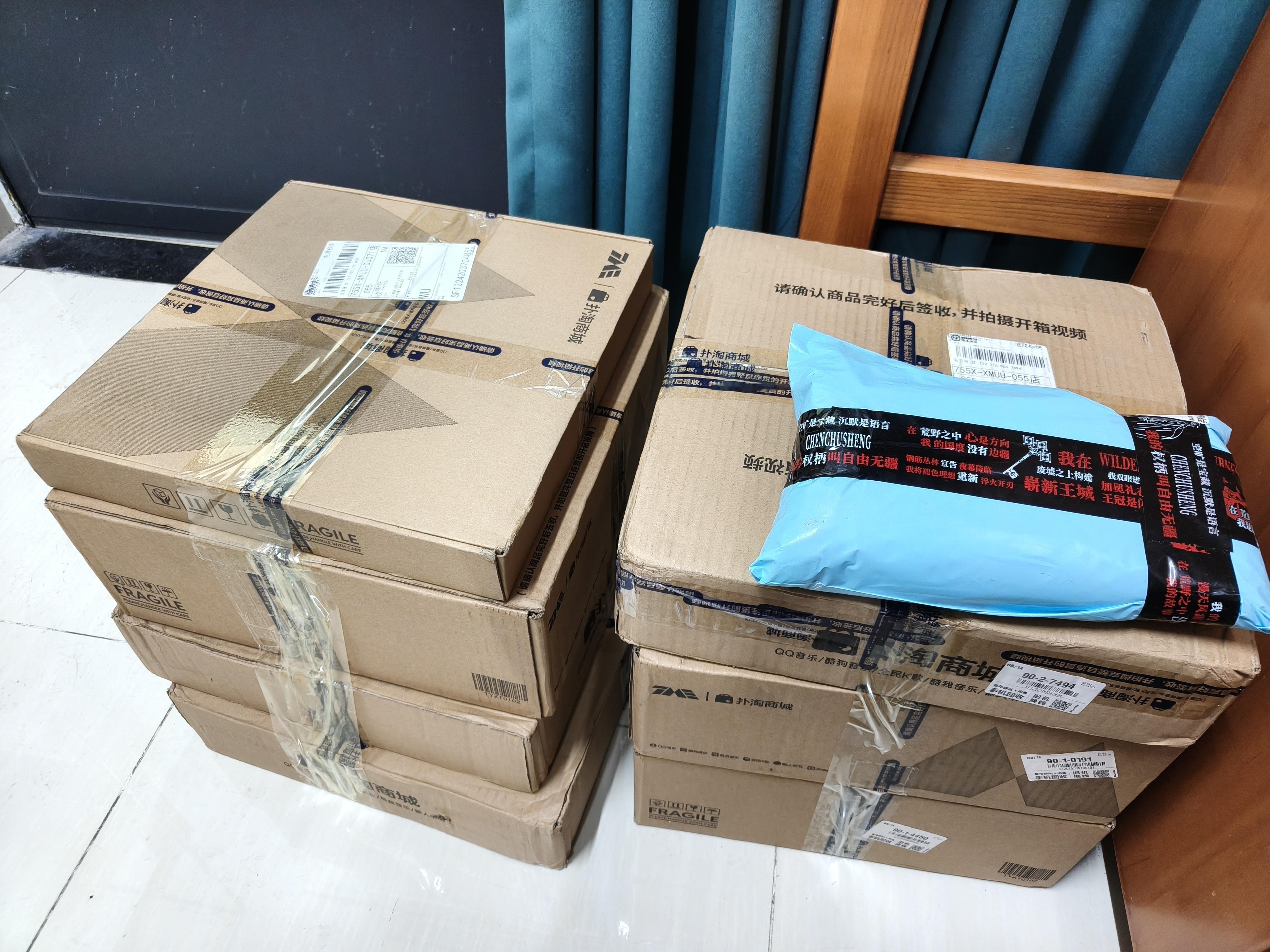 终于回学校了感谢舍友无偿帮我代取了这么多专[柯基]这辈子恩情还不尽💧 ​​​