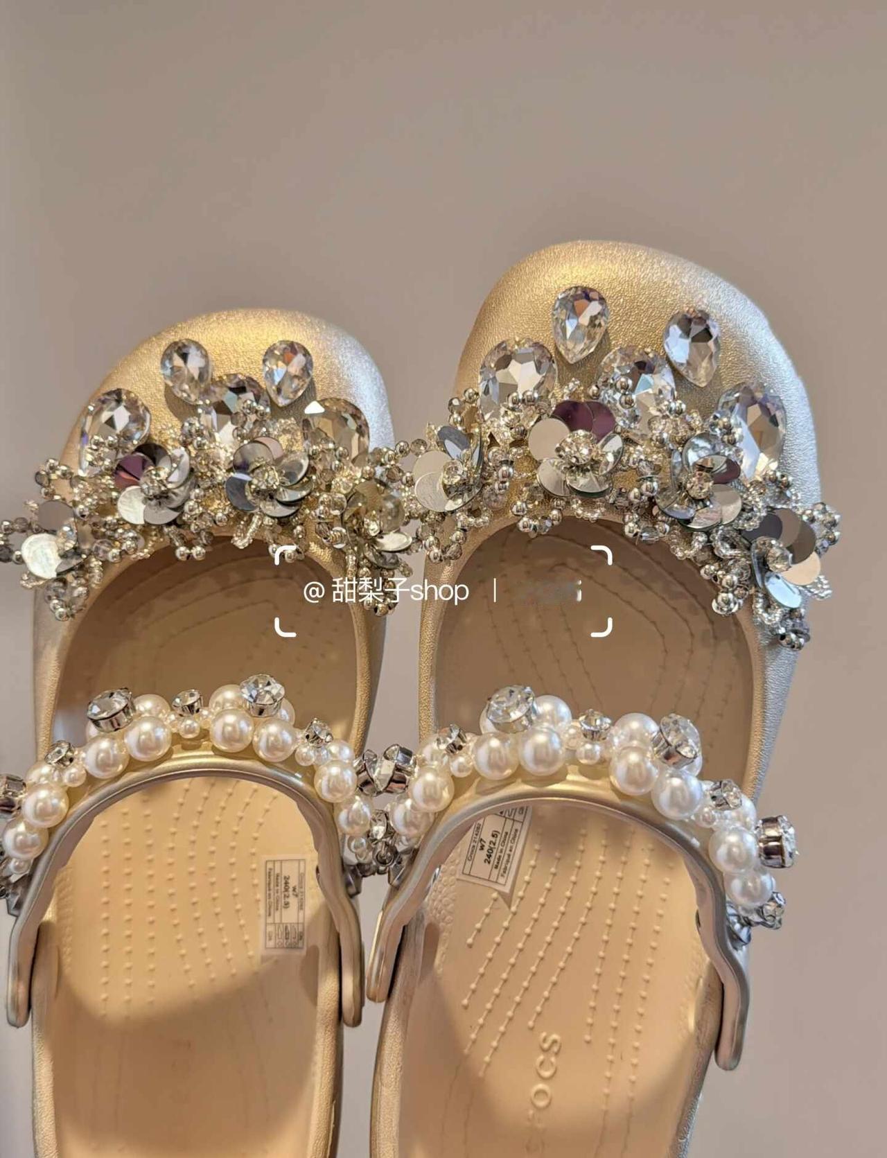 珍珠链条的绝美不止用来搭配「神谕少女🪞✨」
整套以超大颗切割水钻、银亮片和手工