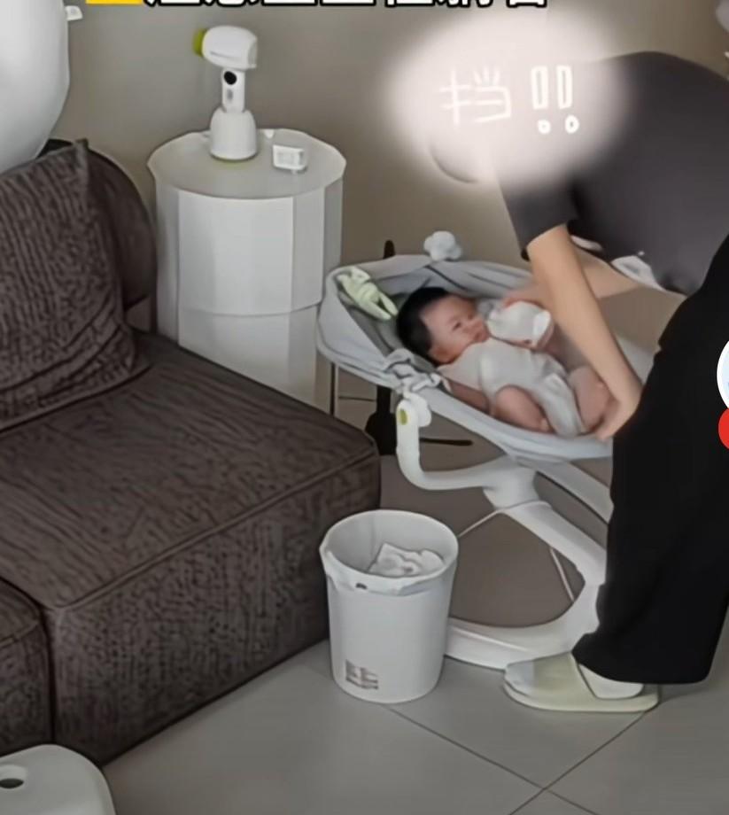 女子花1万元聘请的育婴师，孩子鼻子堵了，用水蒸气熏鼻子时，导致孩子被热水烫伤，说
