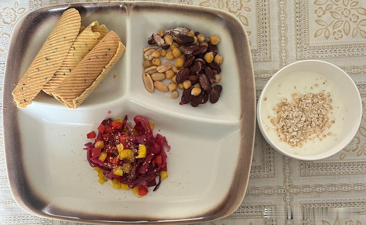 减脂控糖第三十五天，今天早餐酸奶燕麦，彩虹样蔬菜，蛋白质是红芸豆，鹰嘴豆，主食是