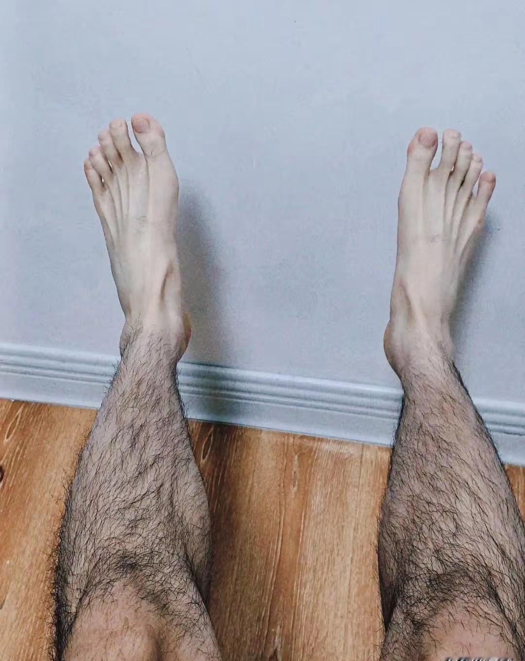 最近朋友圈疯传的那首《逃亡》，哪怕只有几行字，却狠狠戳中了咱们打工人的肺管子——