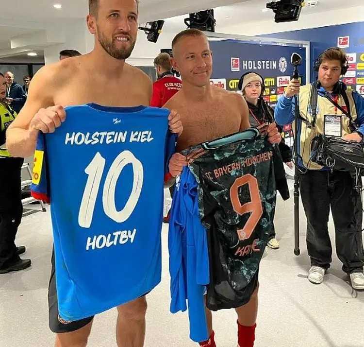 德甲第三轮，荷尔斯泰因基尔主场1-6不敌拜仁慕尼黑，赛后，拜仁前锋凯恩和前热刺队