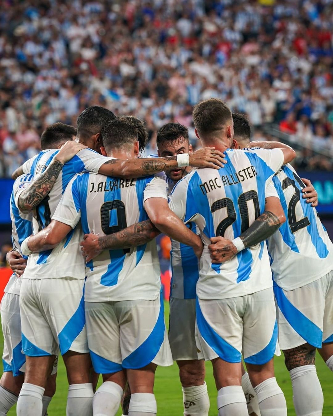 麦卡利斯特发布ins：我渴望这些颜色！🎶祝大家独立日快乐🇦🇷阿根廷早新的决