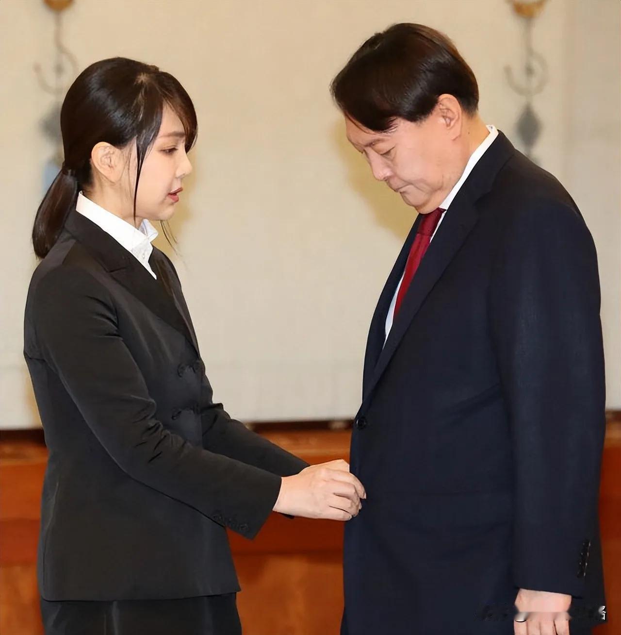金建希挺贤妻良母的，她会帮丈夫扣纽扣。不过尹锡悦一激动起来衣裳就跟着起飞，这纽扣