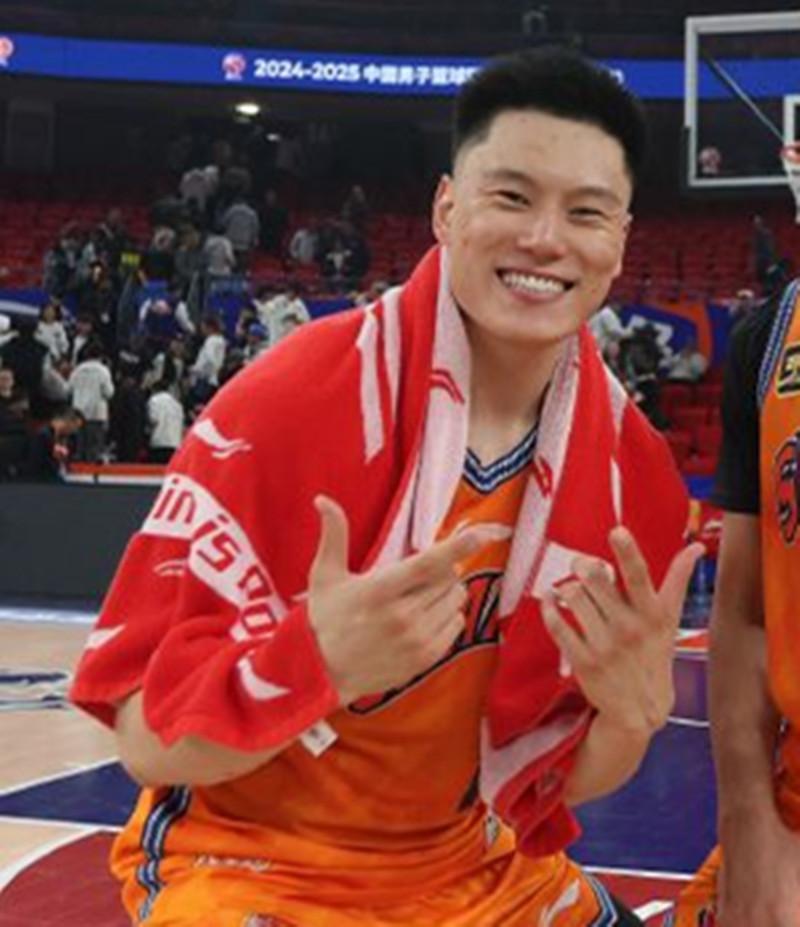 中国男篮艰难逆转中国台北队，队员打分如下。
1、李弘权：10分，拿到9分11个篮