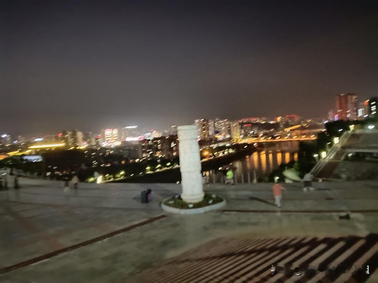 广东清远，一男子到某足浴店按摩，指定了一位女技师，因为他睡着了该店就安排了一名 