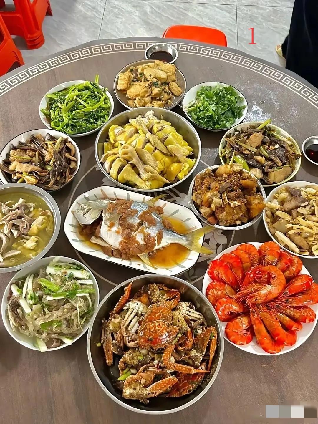 假如朋友请你到他家吃饭，这三桌菜你会选择吃哪桌？[what]