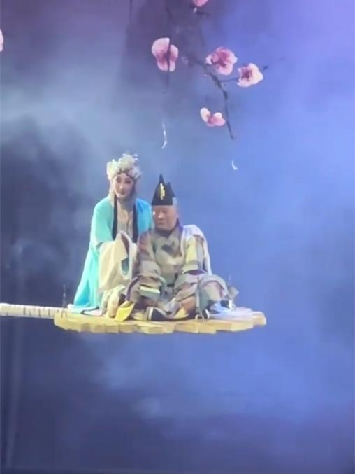 德云社郭德纲带着麒麟剧社在天津中华剧院上演的《济公活佛》第七本圆满成功。郭德纲的