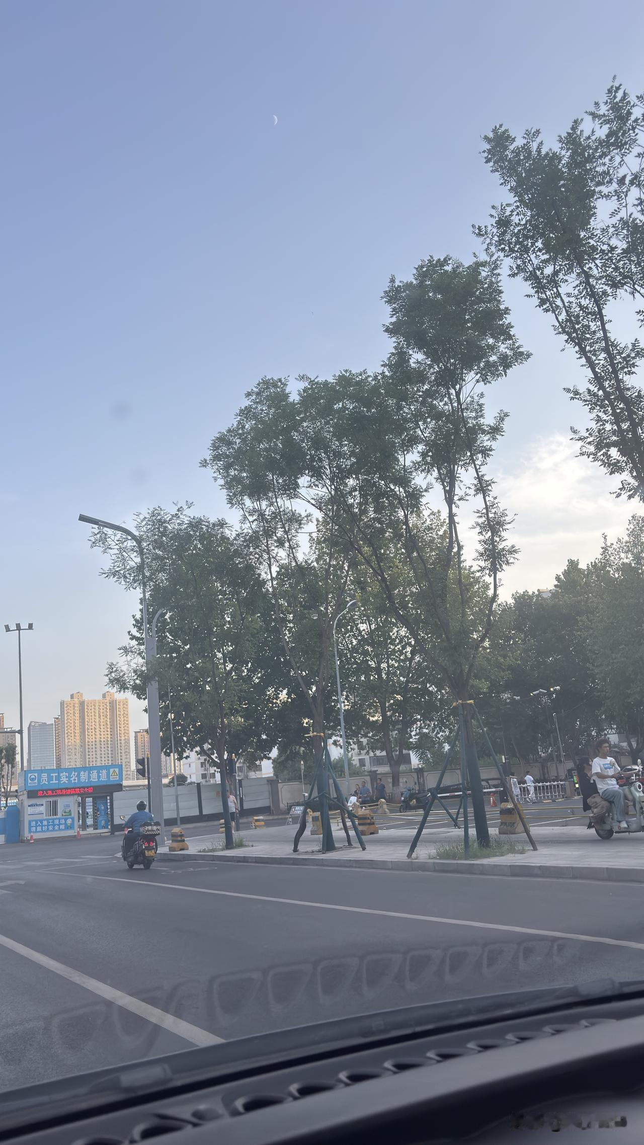 西安米秦路这里，围挡南边里面，这是建啥呢？桥下面还有辅道吗？