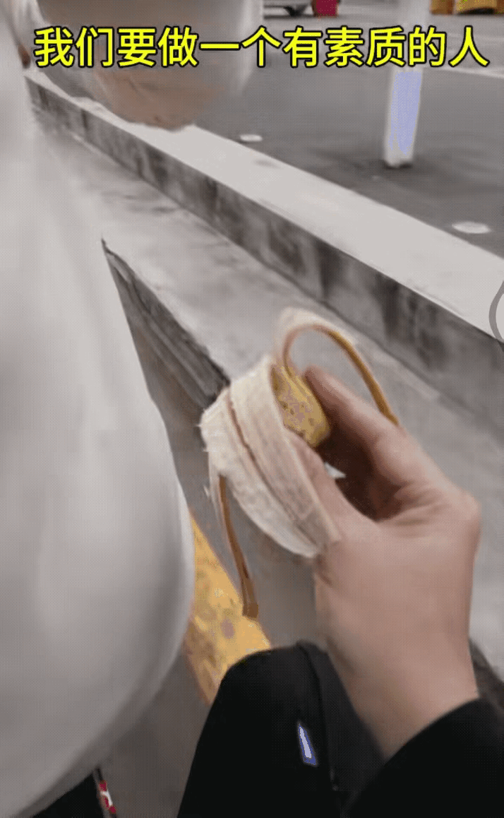 图一：总算是知道衣服带的帽子，具体有什么作用了。
图二：修狗：不是说唱完生日歌，