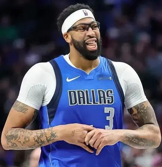 戴维斯在湖人的时候
总是被约基奇摁在地上摩擦
来到独行侠之后
虽然出勤率不高吧