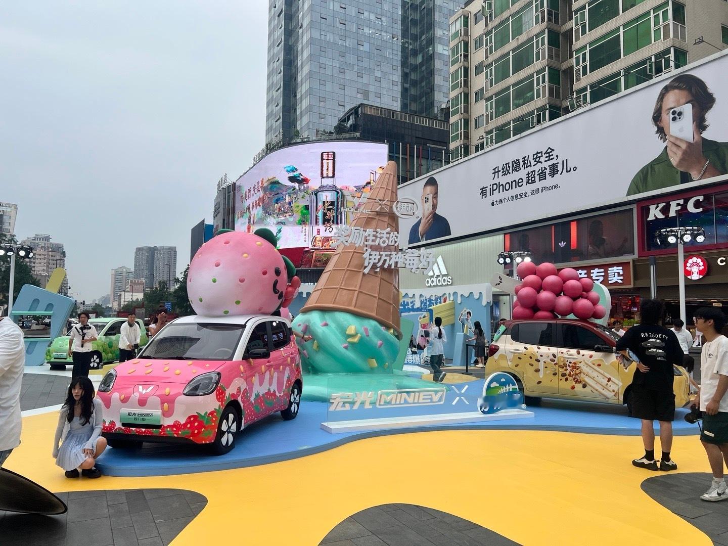 6月14日，五菱宏光MINIEV跨界合作伊利牧场在成都春熙路举办“奖励生活的伊万