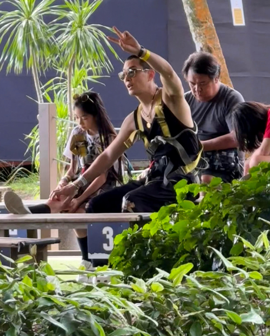 戚薇李承铉和家人新加坡度假10岁Lucky近照 新加坡偶遇戚薇李承铉一家独家，戚