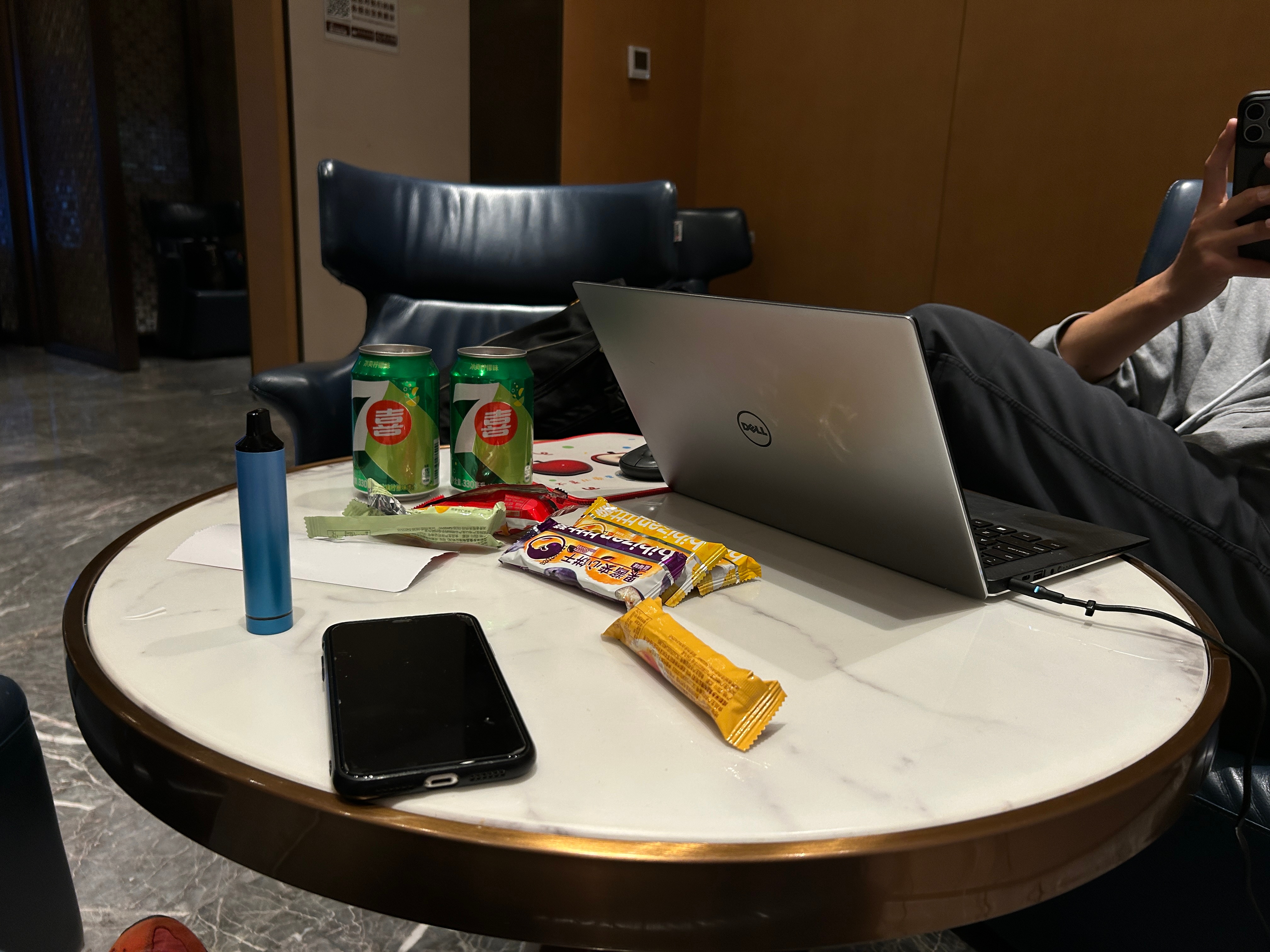 生活手记 航班取消，被改了晚上的航班，目前已经在这做了4个小时了，都剪完一个片子