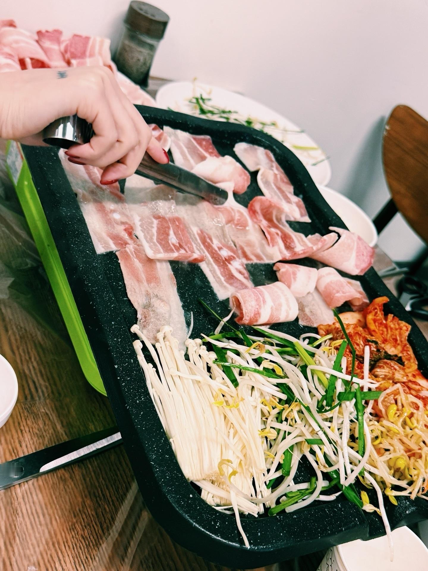 叶舒华徐穗珍约饭 叶舒华新po在ig上的照片，手上的纹身和美甲是徐穗珍，两人约饭