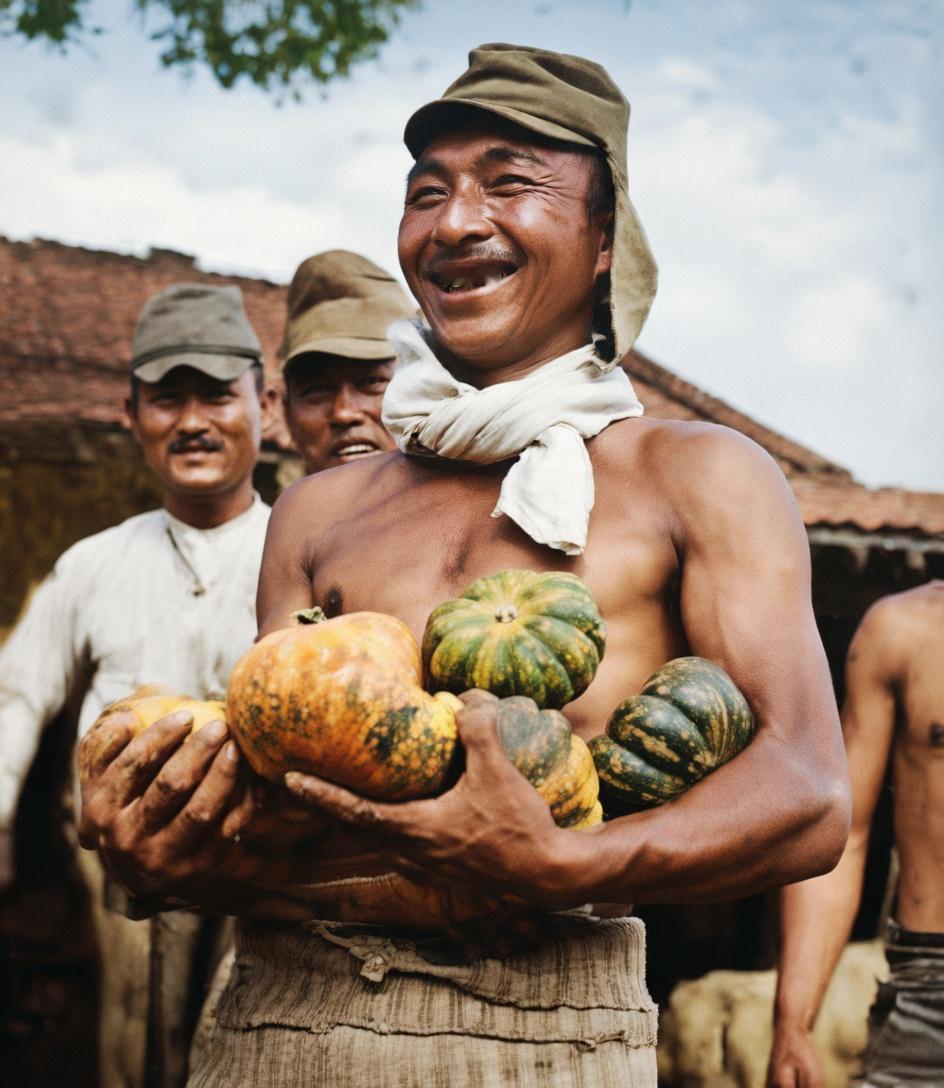 抗日战争时期，侵华日军在沦陷区抢劫我们农民南瓜后，得意留影的历史照片。
最前方是