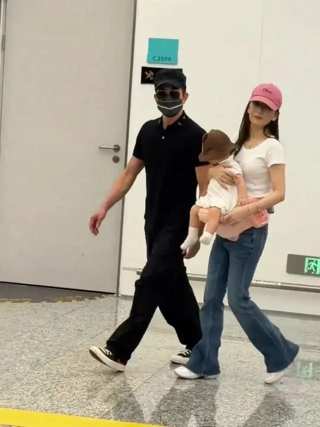 全网热议！章子怡带一双儿女女儿万元包吸睛小儿子首露全脸太帅气 