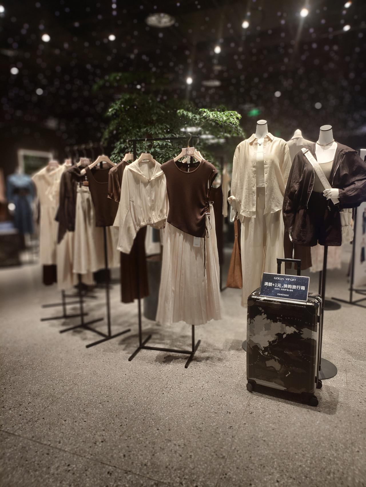 汕头的万象城是一个很好逛的去处，里面很大，也有很多专卖店，我居然在里面发现了歌莉