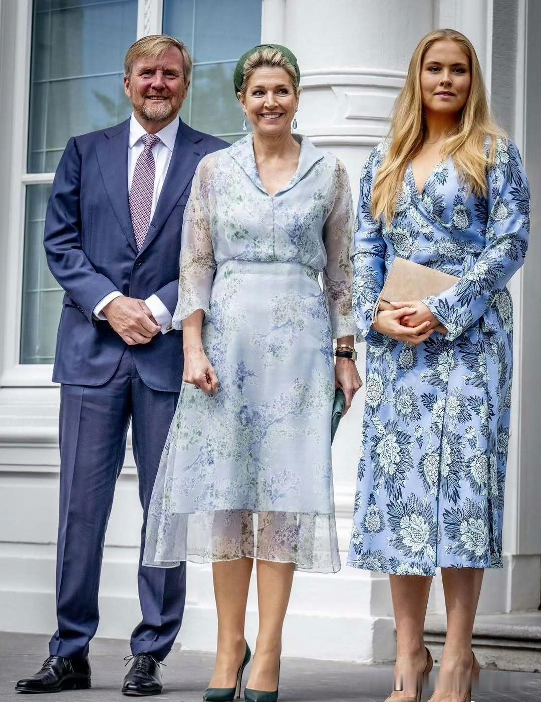 一些补图，国王夫妇带着王储女儿出席会议，母女俩同框，凯瑟琳娜·阿玛利亚公主的个头