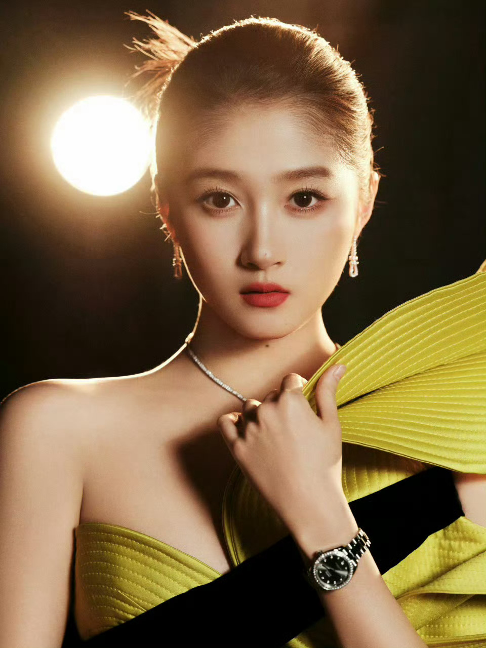 关晓彤 ｜ 造型关晓彤身穿Georges Chakra 25秋冬定制系列带来造型