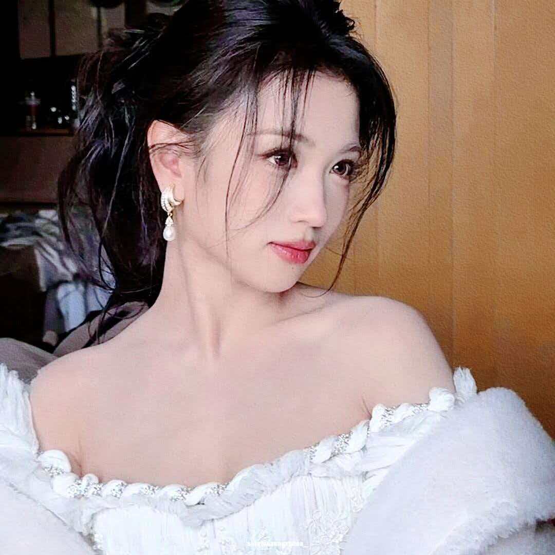 代露娃剧综双官宣 打破固有印象释放多样魅力，代露娃戏综双向突破开启新章。潜心钻研