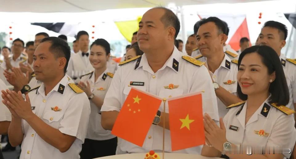 越南军舰穿台海，是示好还是战略试探？
 
12月11日，越南海军平仙号护卫舰悄然