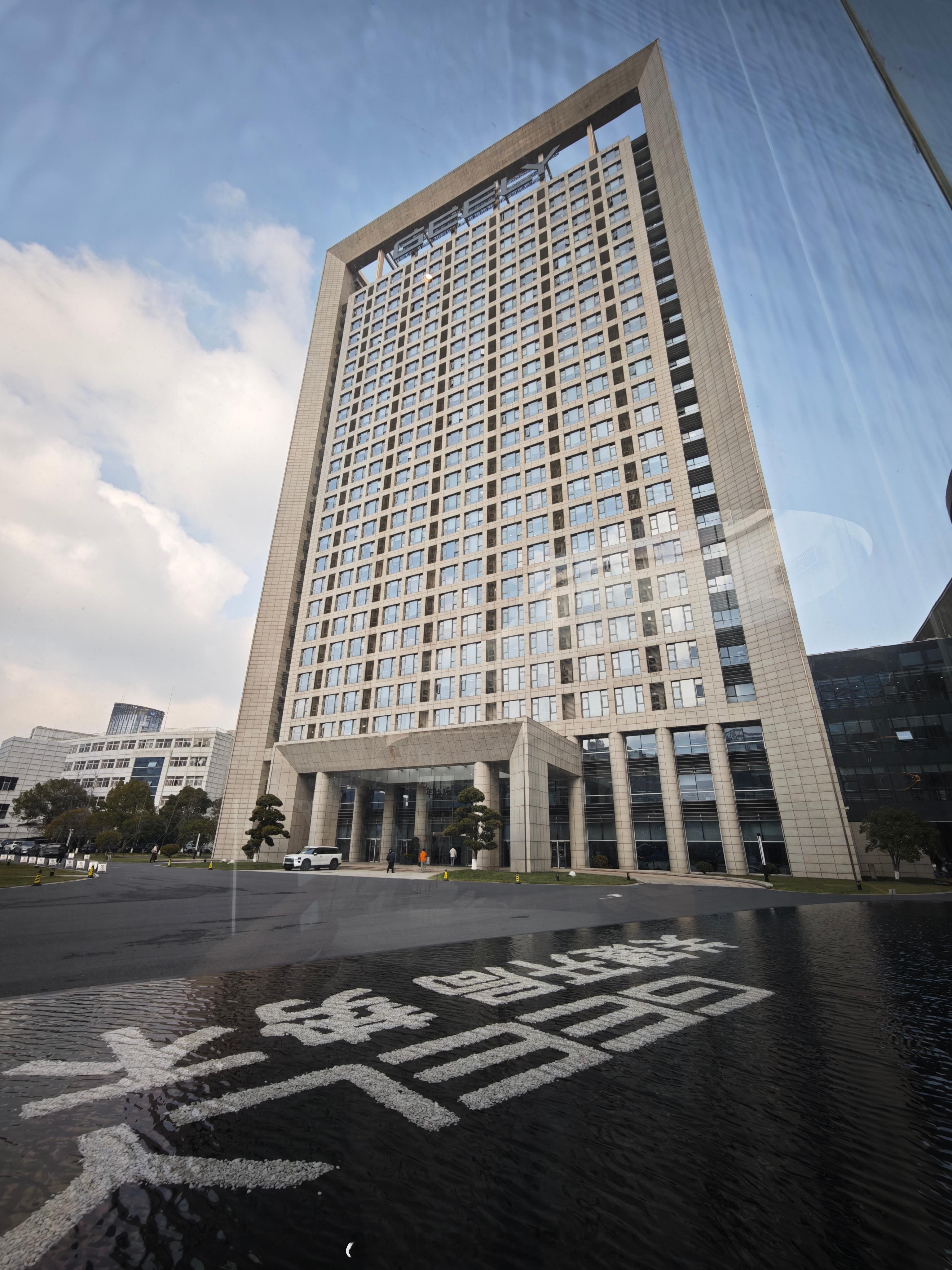 昨天我拍完，摸完了，有惊喜，今天轮到老板来上钟。这个大底长焦真的会爱上拍照和记录