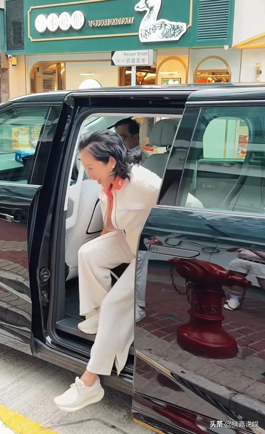 郭晶晶婆婆朱玲玲，现身公益活动。
68岁的她，依然风采依旧，风韵犹存啊！
她穿着