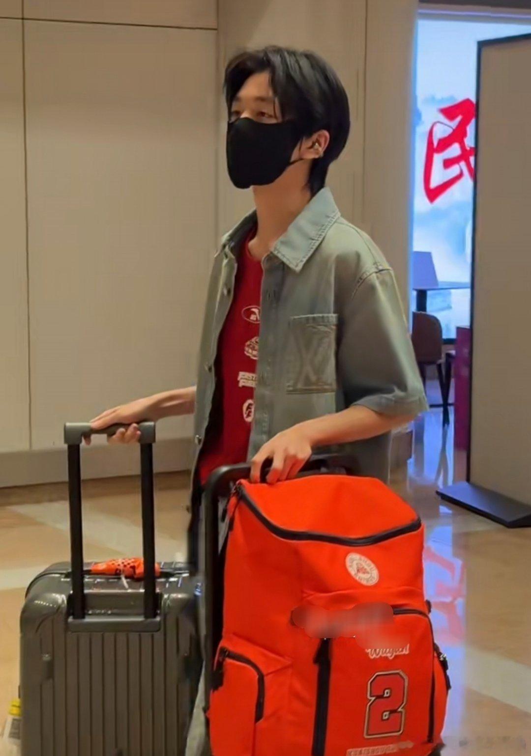 KSGkpl2026kpl夏季赛苏州ksg 这个小无言去了趟巴黎回国已成LV潮男
