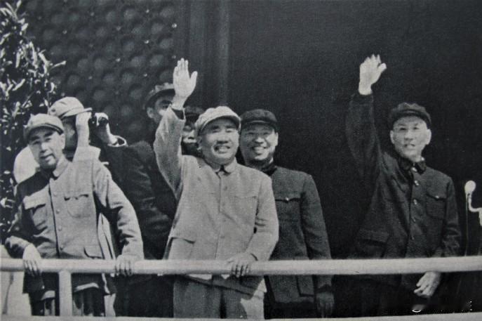 老照片欣赏：  上世纪50年代，刘少奇，周恩来，朱徳等中央领导同志在天安门城楼检