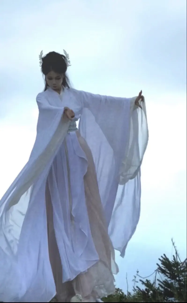“你回来了，师妹。”