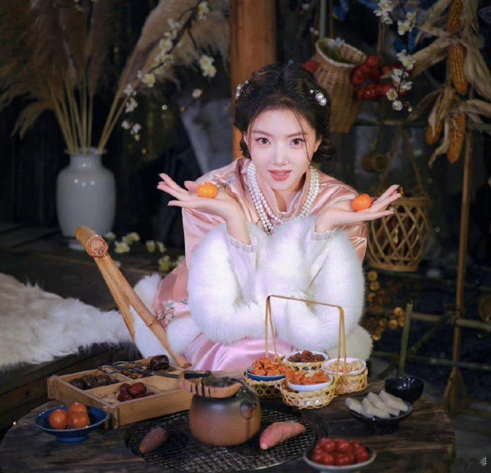 任敏粉色年画娃娃  任敏小年夜春晚造型太美了，粉色中式棉服像年画娃娃，甜美又温婉
