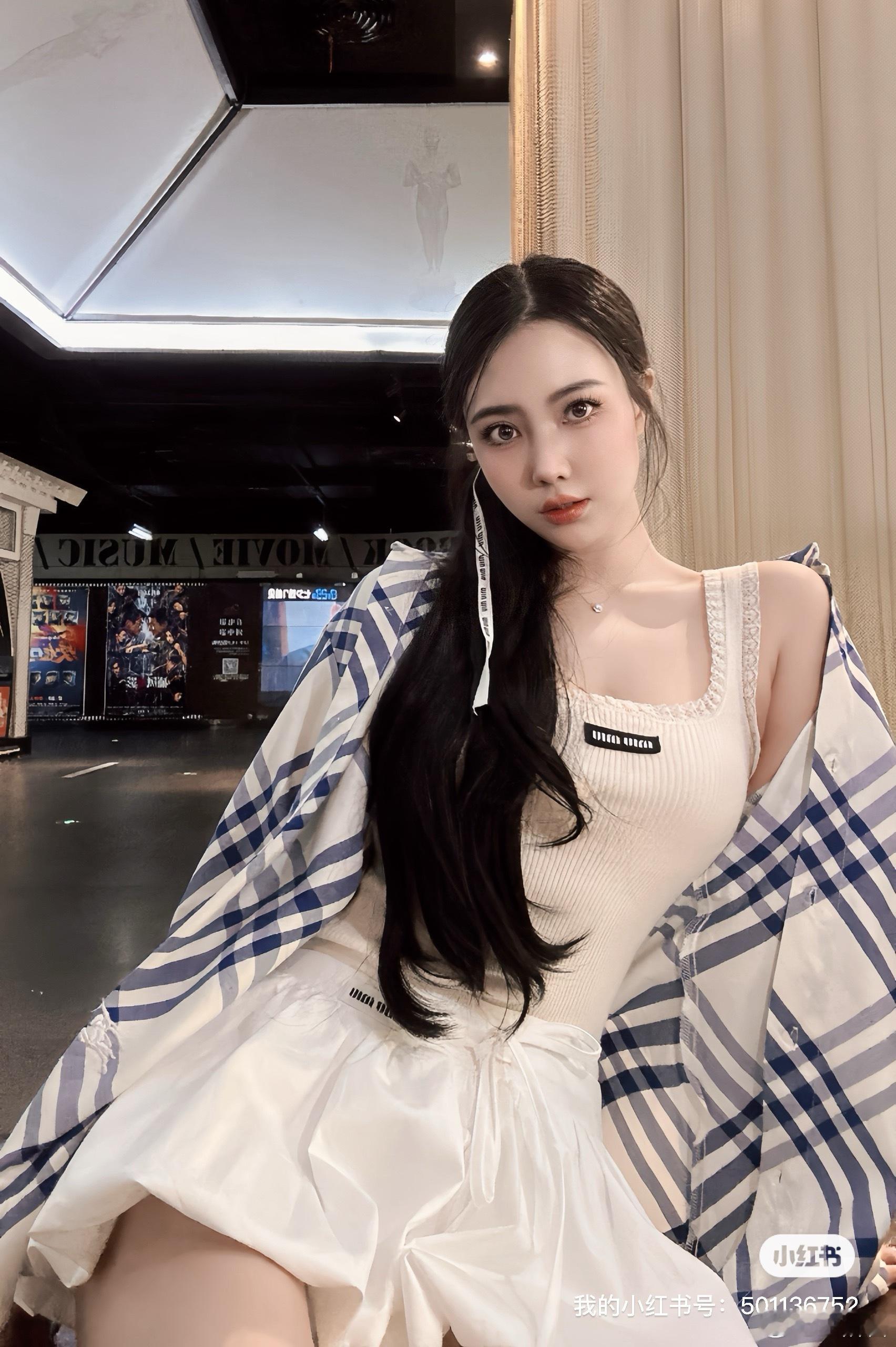 街拍美女半熟男女美女集中营街拍美女时尚穿搭穿衣搭配 人总要学会和不属于自己的东西