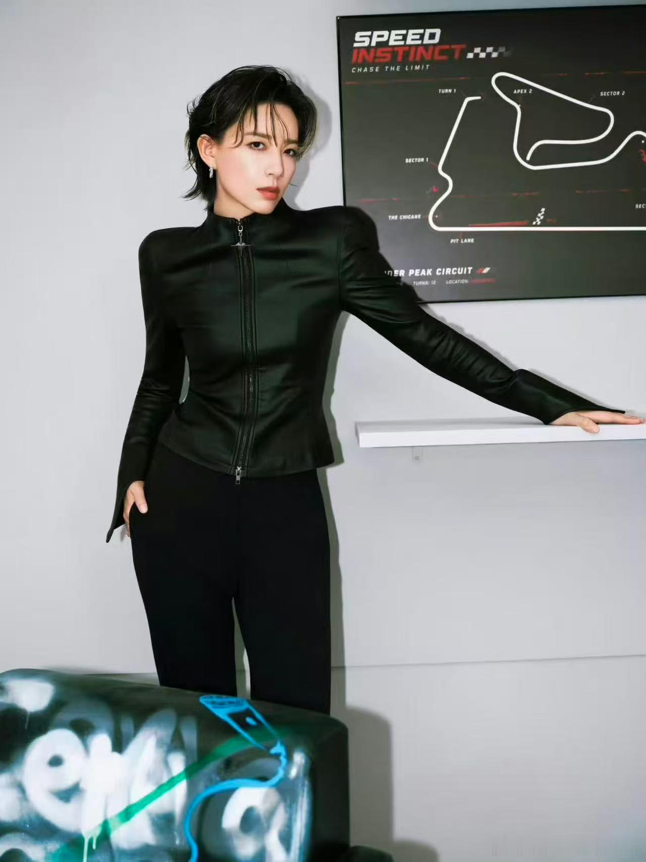 李斯丹妮赛车梦藏不住了以往总看见李斯丹妮认真奔赴舞台，气场飒爽。私下她也是资深驾