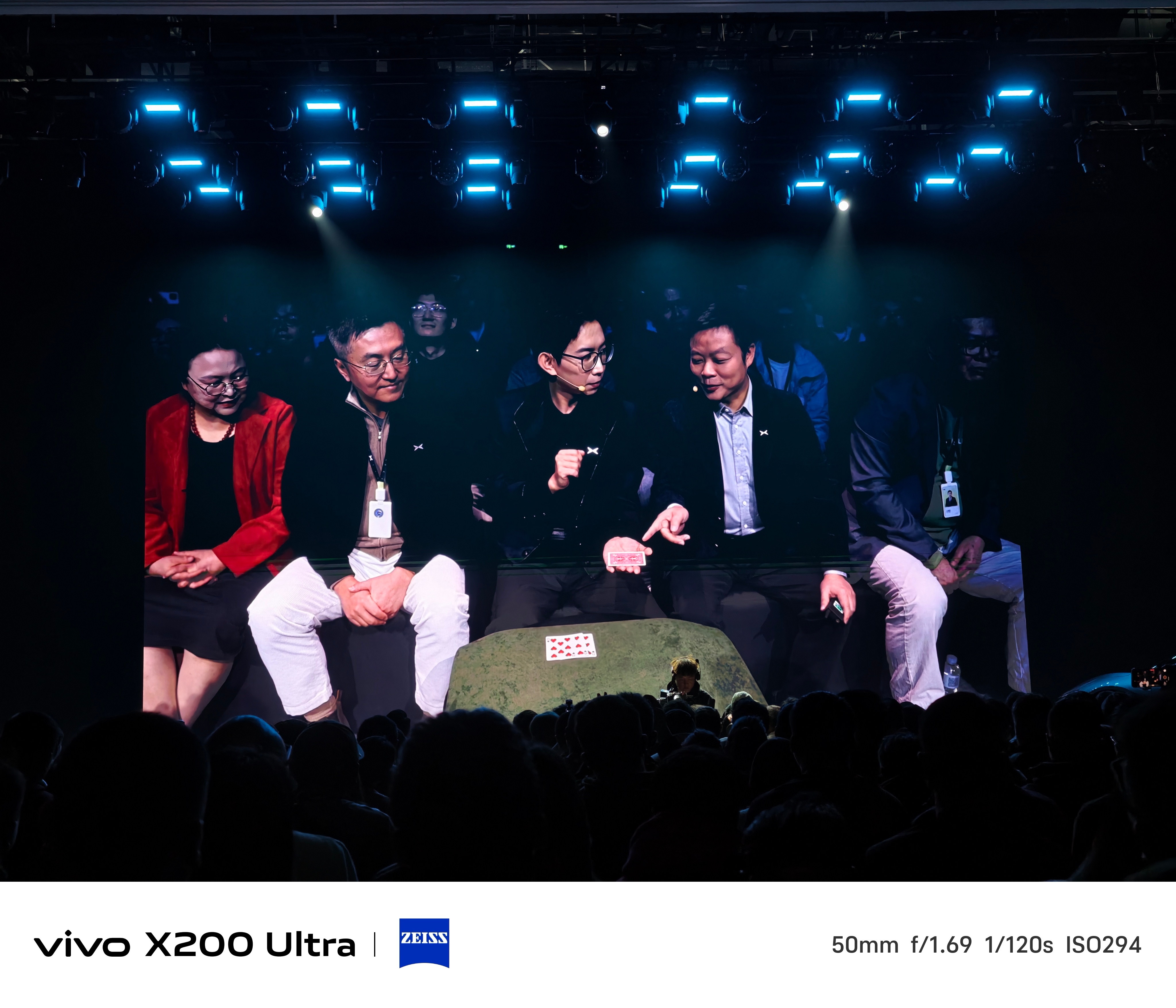 小鹏这个发布会有意思啊魔术开场简单的扑克牌魔术后直接在新款小鹏P7+的后备箱变了