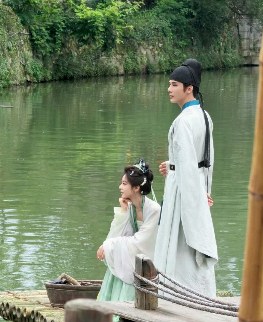 赵今麦、王安宇主演的古装剧《一念江南》路透来啦，赵今麦演的角色有两个身份，王安宇