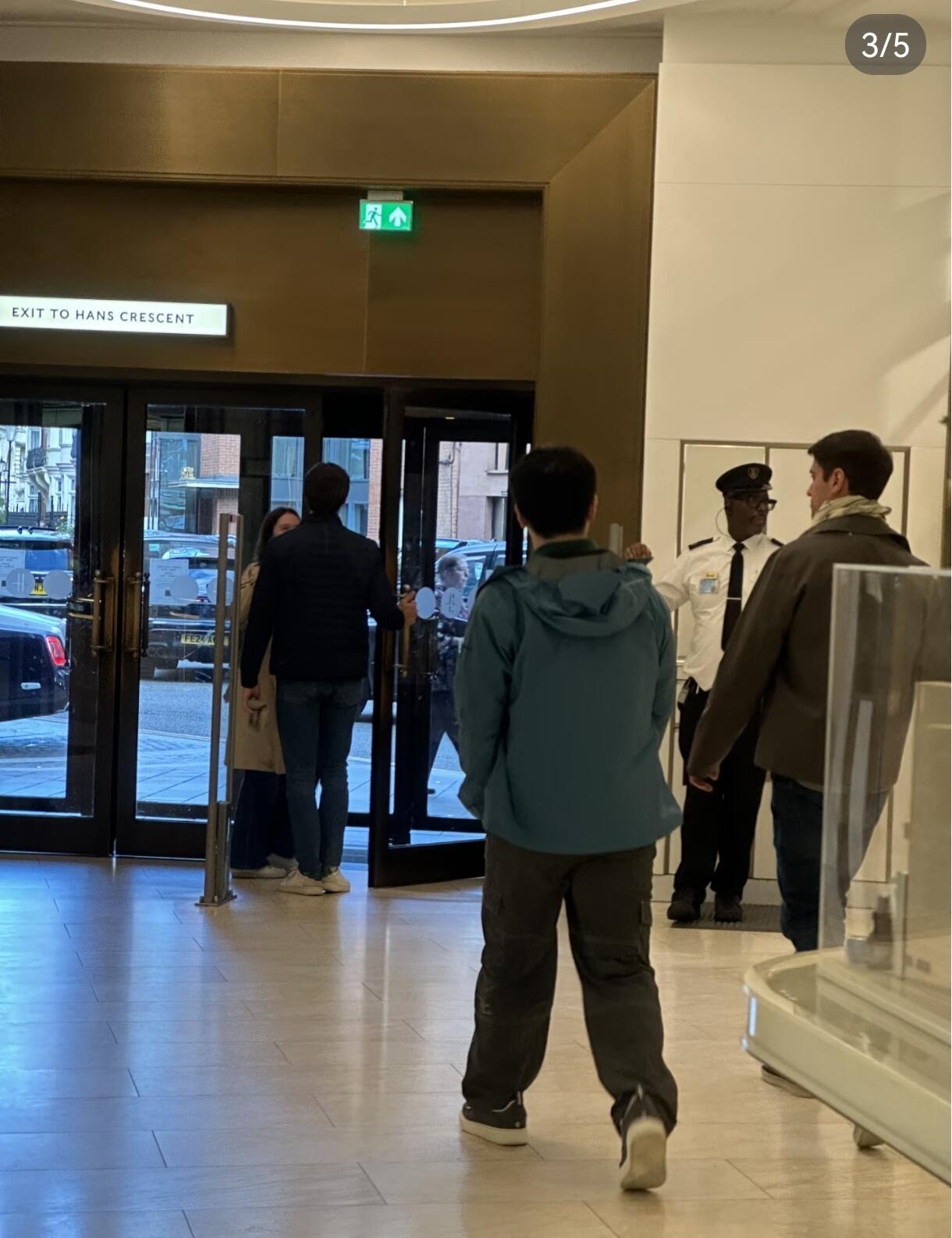 樊振东的背影已经熟记于心，在伦敦街头，一看就知道是大码儿童，特别是一身的安踏，真