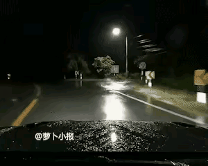 “冥冥中果然有天意！”女子夜晚开车回家，在路过一个没有红绿灯的十字路口时，女子以