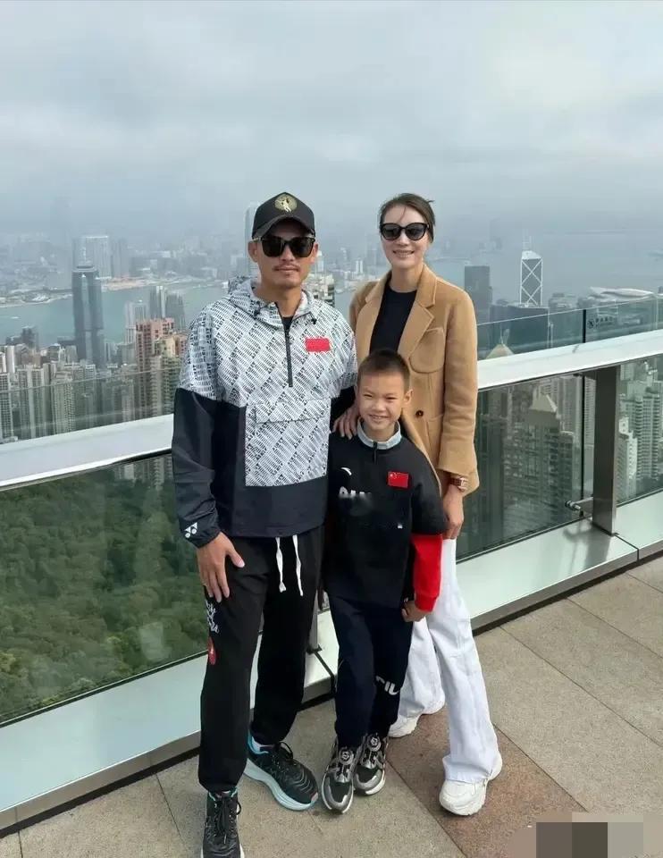 林丹一家三口在户外的合影照，儿子眉眼间像极了媳妇儿，就连身材也像，儿子还是像妈妈