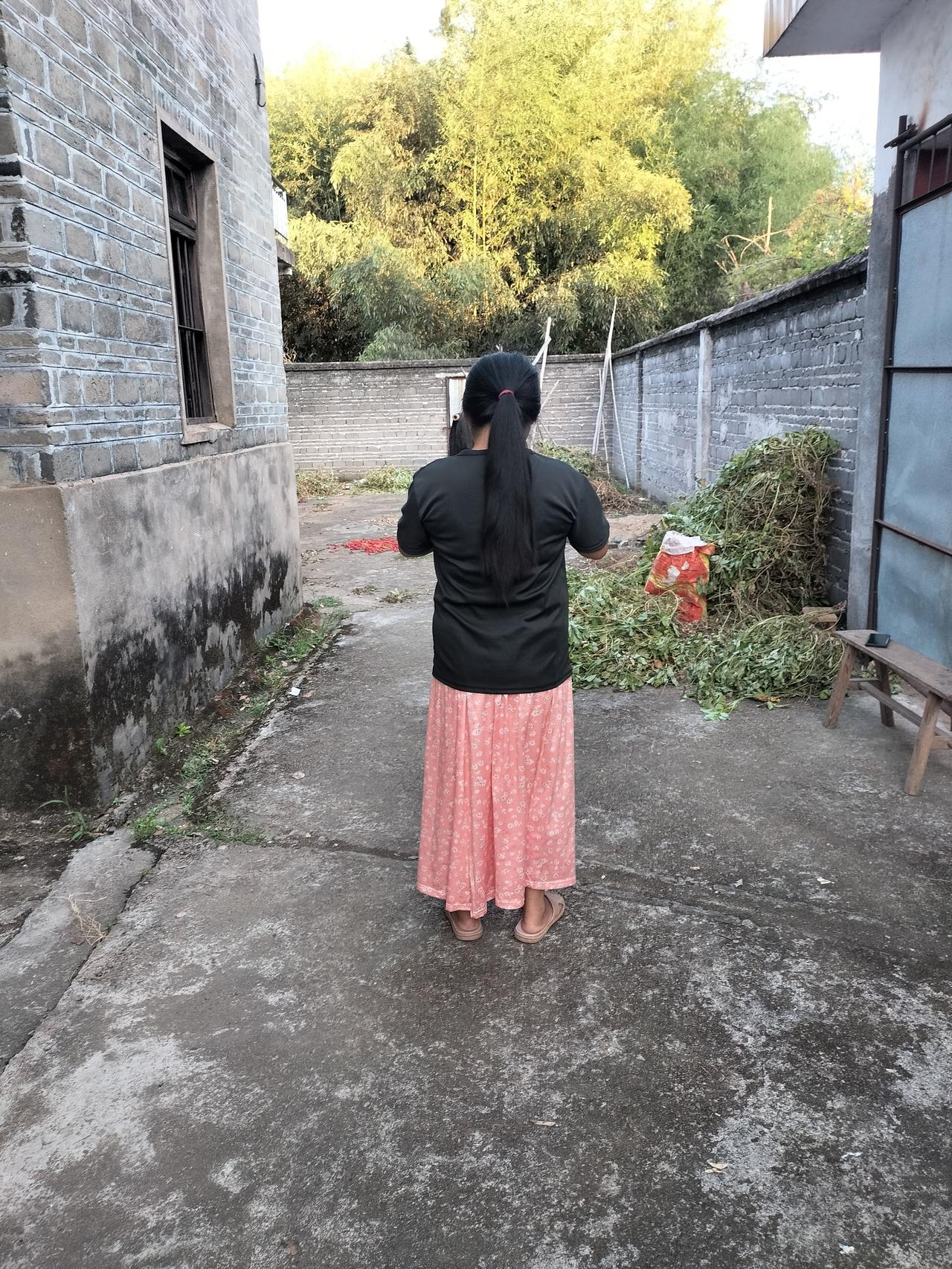 长得漂亮的，身材好的，又年轻的女人，说话还娇滴滴，男人看了很心动，那我这样类型的