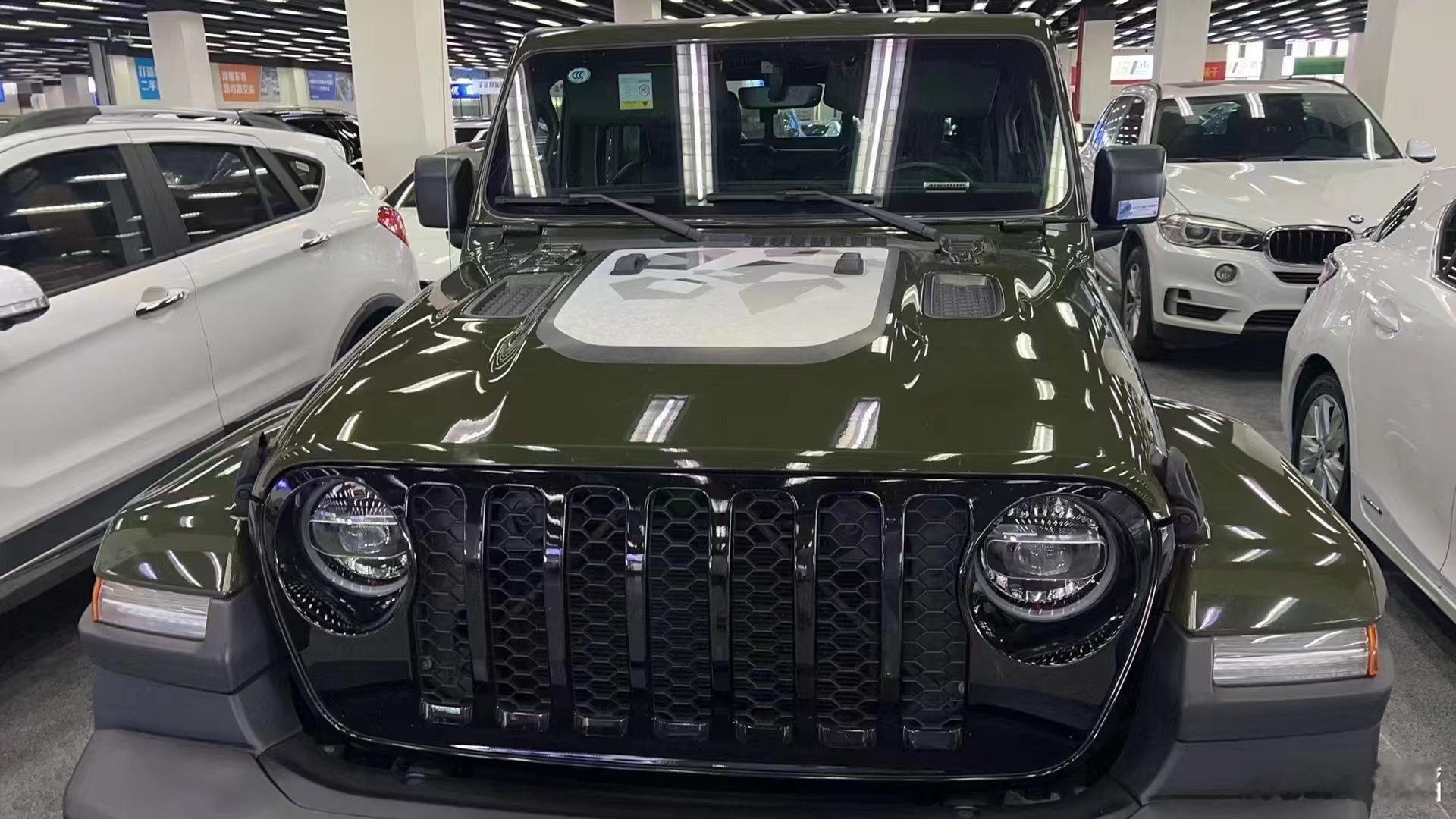 预售车源：不到30万 买了台23年的JEEP 角斗士 丛林绿的配色 真有性价比[