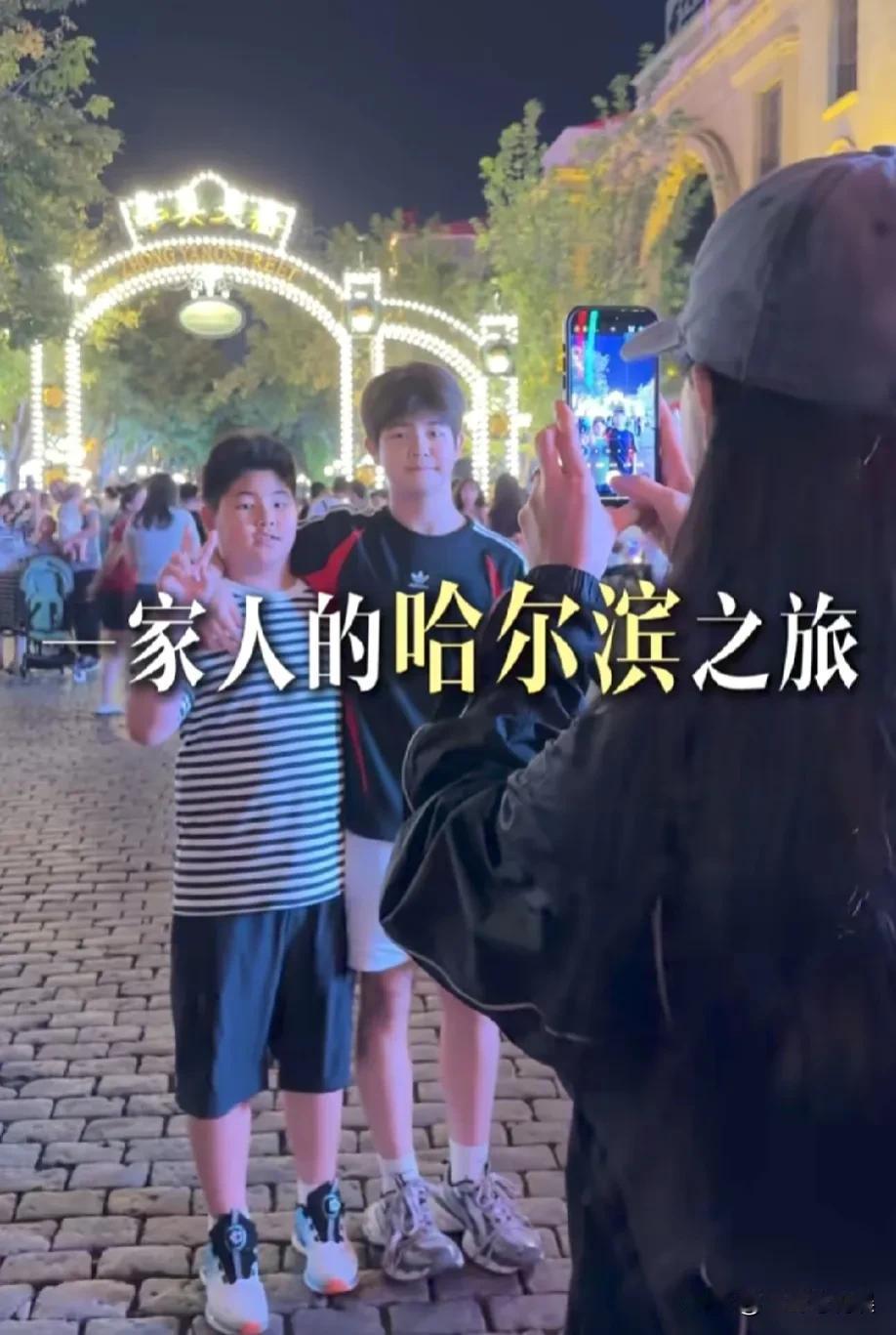 沙溢一家逛哈尔滨中央大街，排长队打卡网红美食烟囱面包。胡可全程素颜，但状态特别好