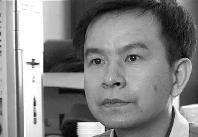 1992年，浙大高材生李红涛被警察逮捕，然而让所有人不敢相信的是，他竟然趁着警察