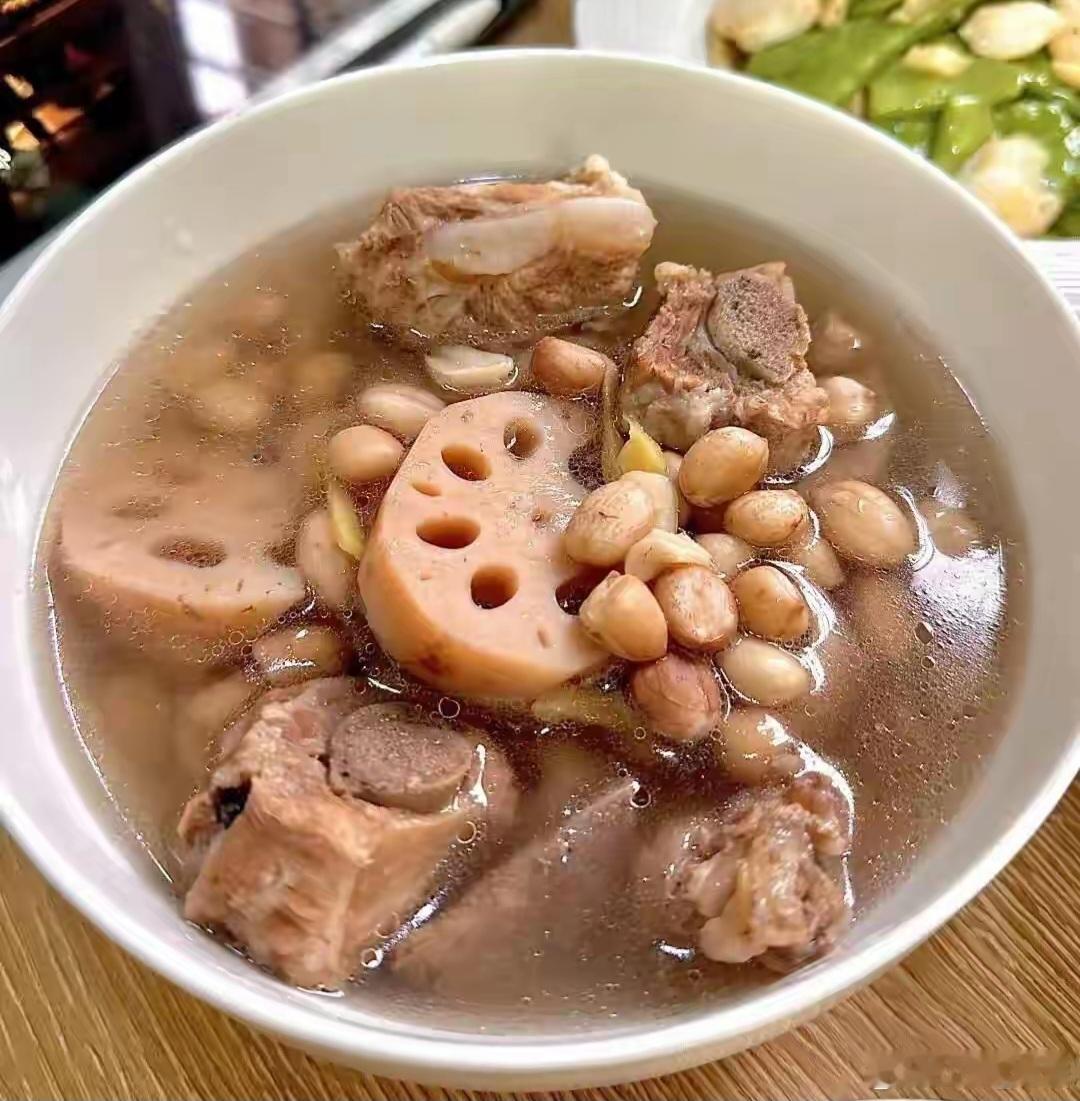 冬季补“水”津液妙招莲藕排骨汤🔥 冬季补水一碗莲藕排骨汤！内润外养，喝对了，嘴