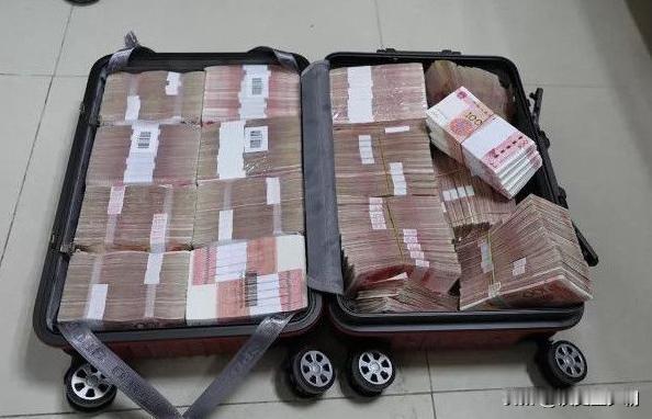 外公离世了，给了我们一箱金钱，但这金钱竟成了一堆毫无价值的废纸！妈妈心痛不已，这